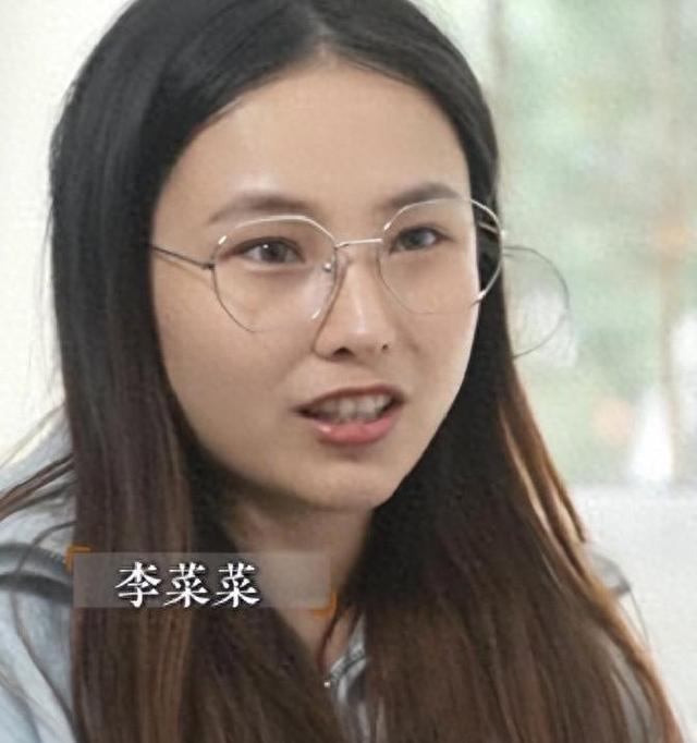 李菜菜：在命运裂缝里，把自己活成光
 
杭州的风里总飘着烟火气，可对李菜菜来说，