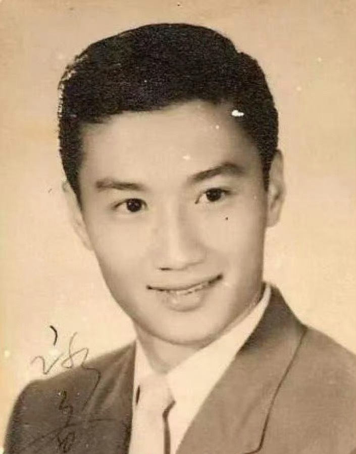 港媒曝谢贤去世 一路走好🕯，我其实一直觉得谢贤不会老，记忆里的四哥永远是那副模