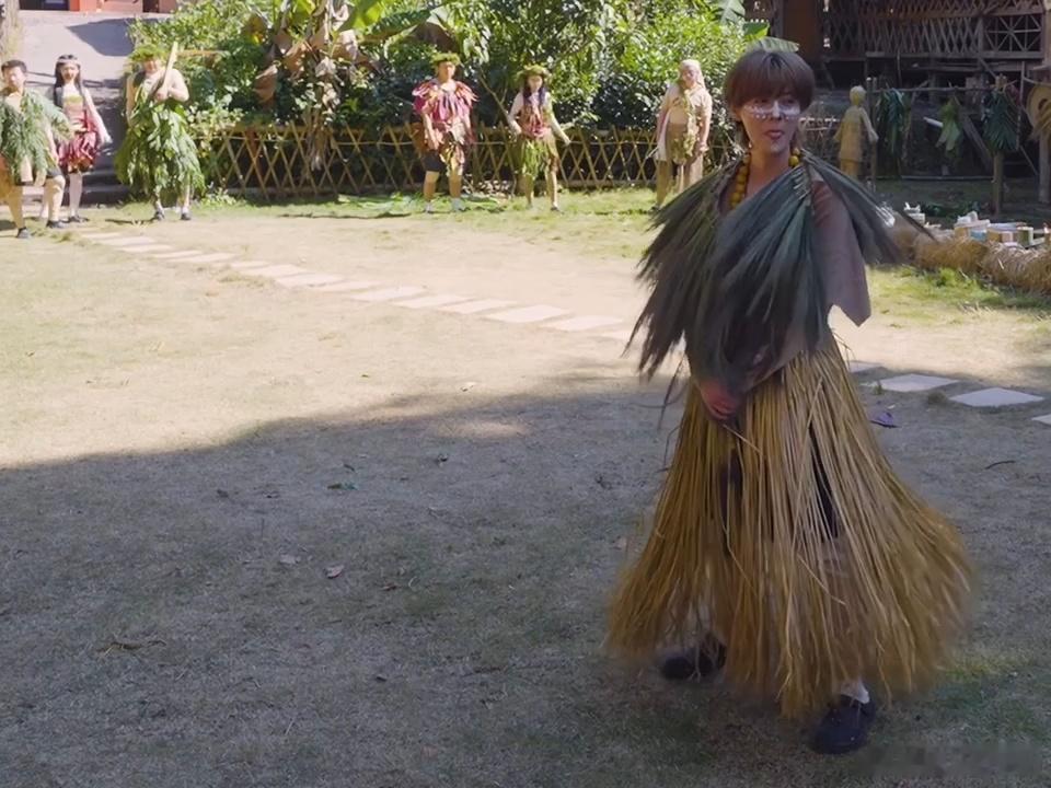 邓超陈赫一直在鼓励鹿晗邓超陈赫鼓励鹿晗走秀 看完直拍好感动，鹿晗走秀有点放不开，