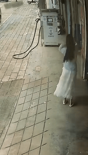 跳舞是好事，锻炼身体，提升气质，可你倒找个宽阔平稳的地方跳啊，一不注意，踩空摔了