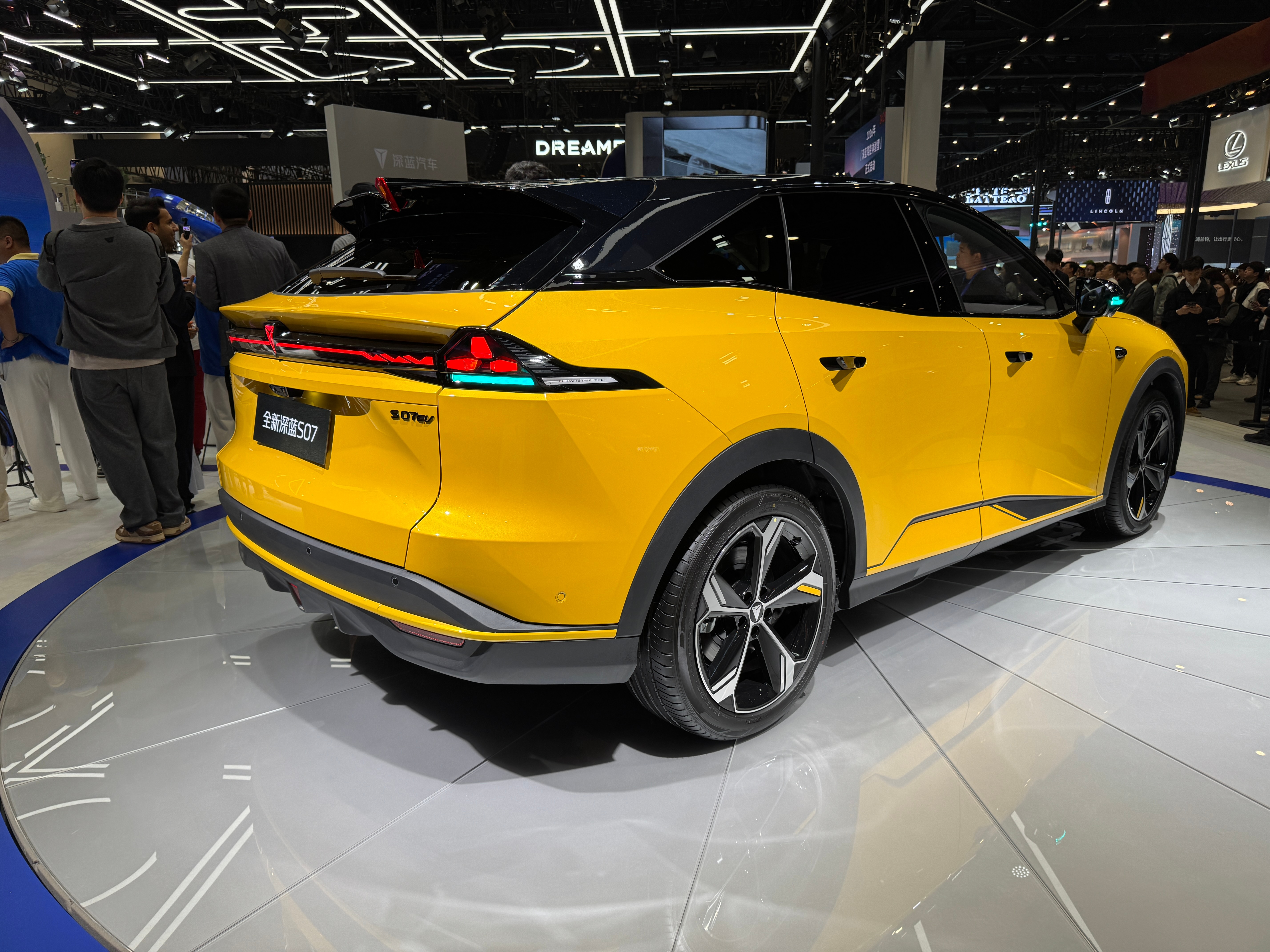 北京车展深蓝汽车展台，全新的深蓝S07华为乾崑激光版，确实精准拿捏了家庭用车的几