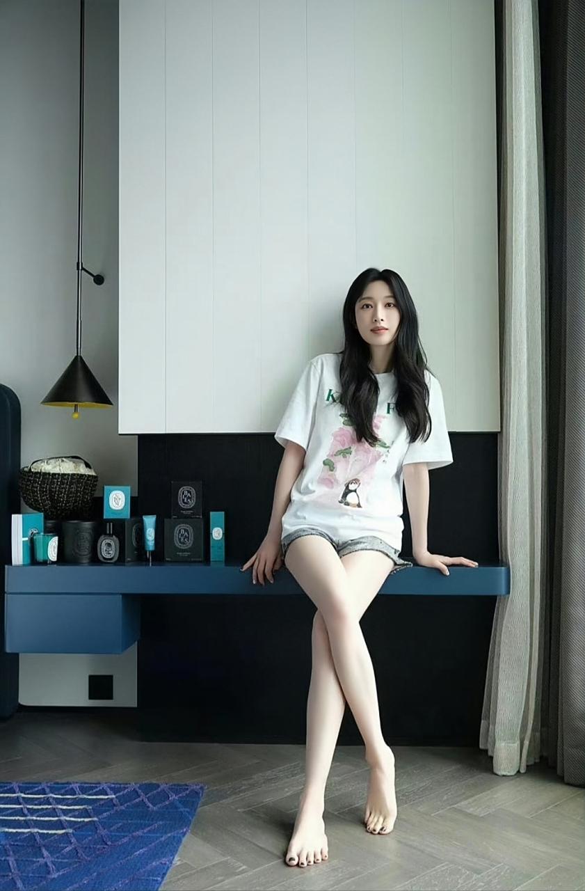 内娱女星腿型天花板，长白直， 张俪 
就是最近几年出来的少了，专心享受生活