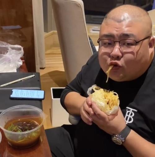 29岁的吃播网红泡泡龙走了，官方说是拍公益视频时高强度工作离世，可老粉都清楚，压