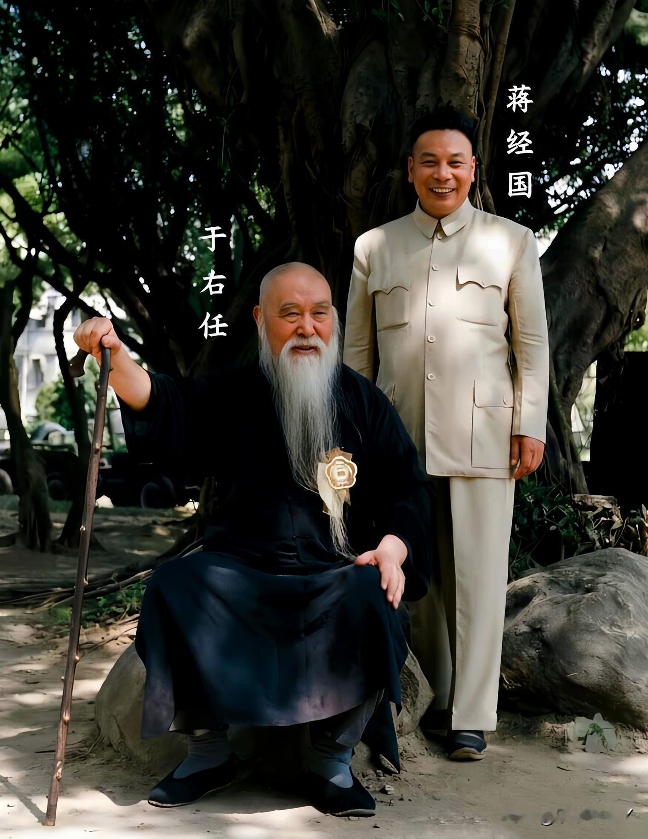 这是晚年于右任与蒋经国在台湾留下的一张老照片，拍摄于上世纪五十年代。大伙儿都看看