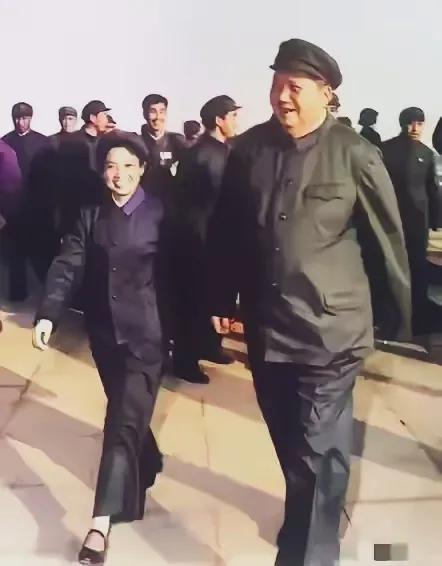 步调一致才能得胜利！那天，毛主席与他的护士长吴旭君，高兴地穿着绿军装登上天安门，