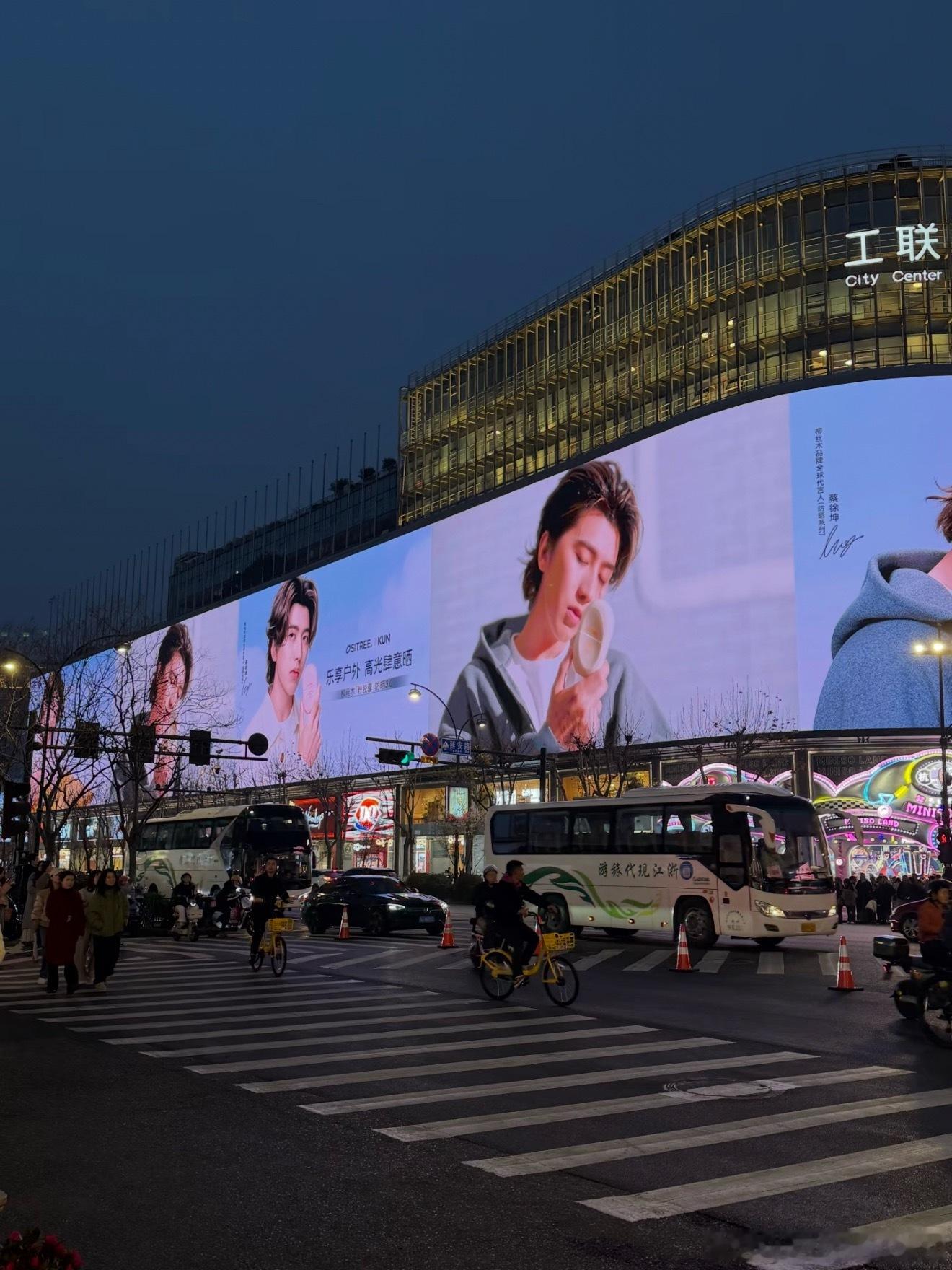 在抖音上看到蔡徐坤的广告了 从去年开始封印解除回来了 杭州湖滨还有巨幅屏幕广告～