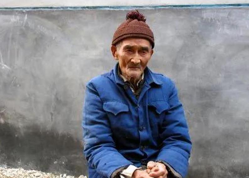 在1937年，机枪手卿伯金正在放哨，突然听到了稻田中奇怪的水声。他小心地摸过去一