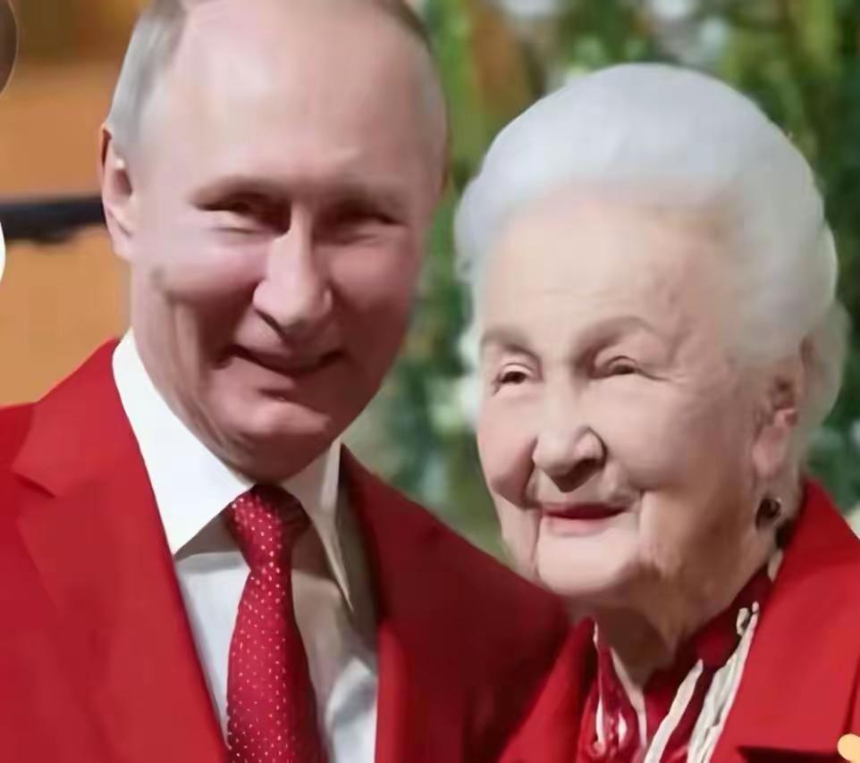 穿红上衣的母子合影刷屏！铁血总统普京的温柔，全藏在母亲的笑容里
 
谁能想到，在