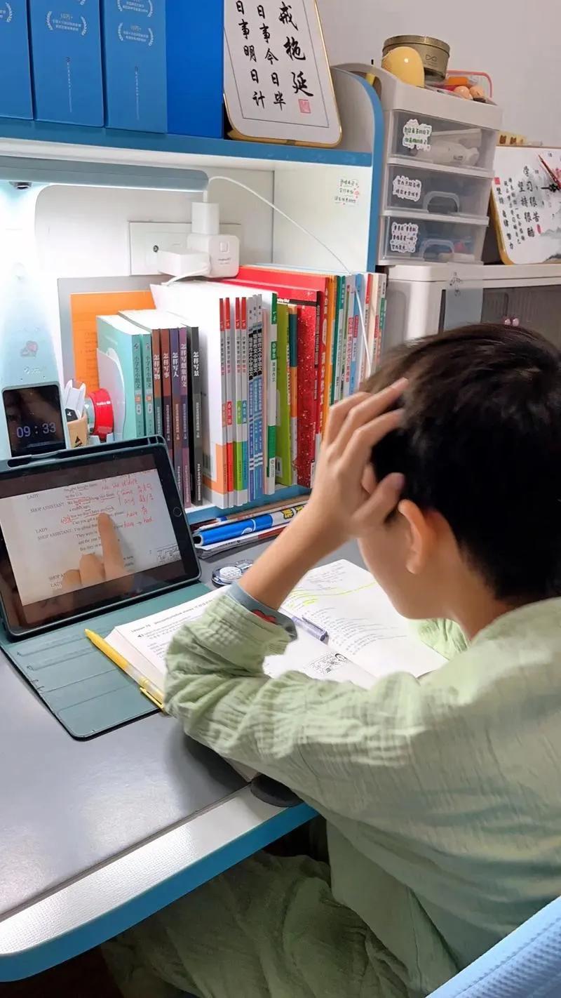 想让孩子寒假过得既充实又不折腾，关键是分阶段安排，还得让孩子一起参与商量，别光家