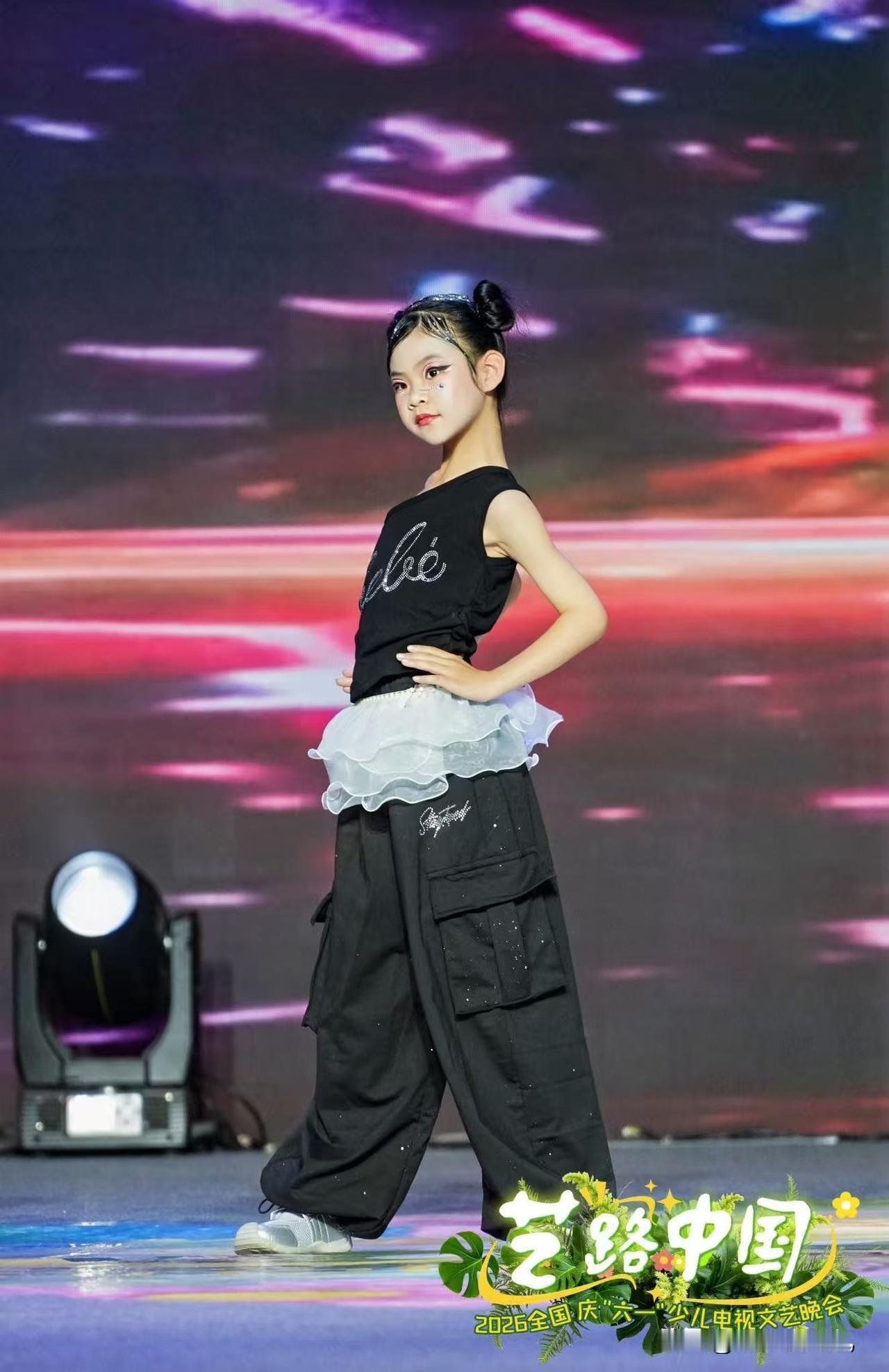 我为花儿代言！
姐姐还在幼儿园的小外孙女苏美霖很荣幸受邀参加“艺路中国”2026