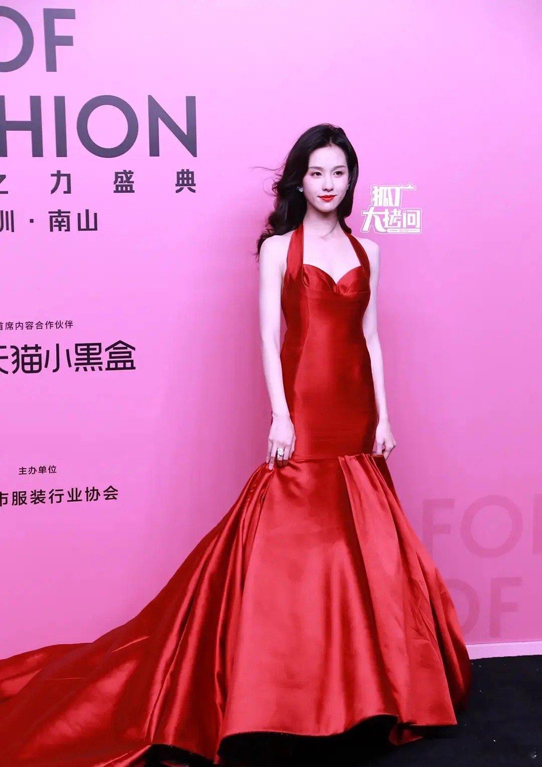 都是红裙，虞书欣和陈都灵谁更适合 ​​​