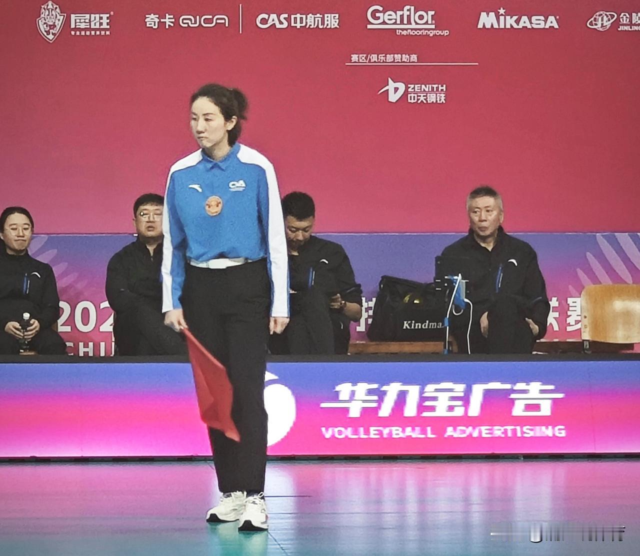 女排名将沈静思和单丹娜出任女排苏辽大战司线员。这两位女排名将都参加过2012伦敦