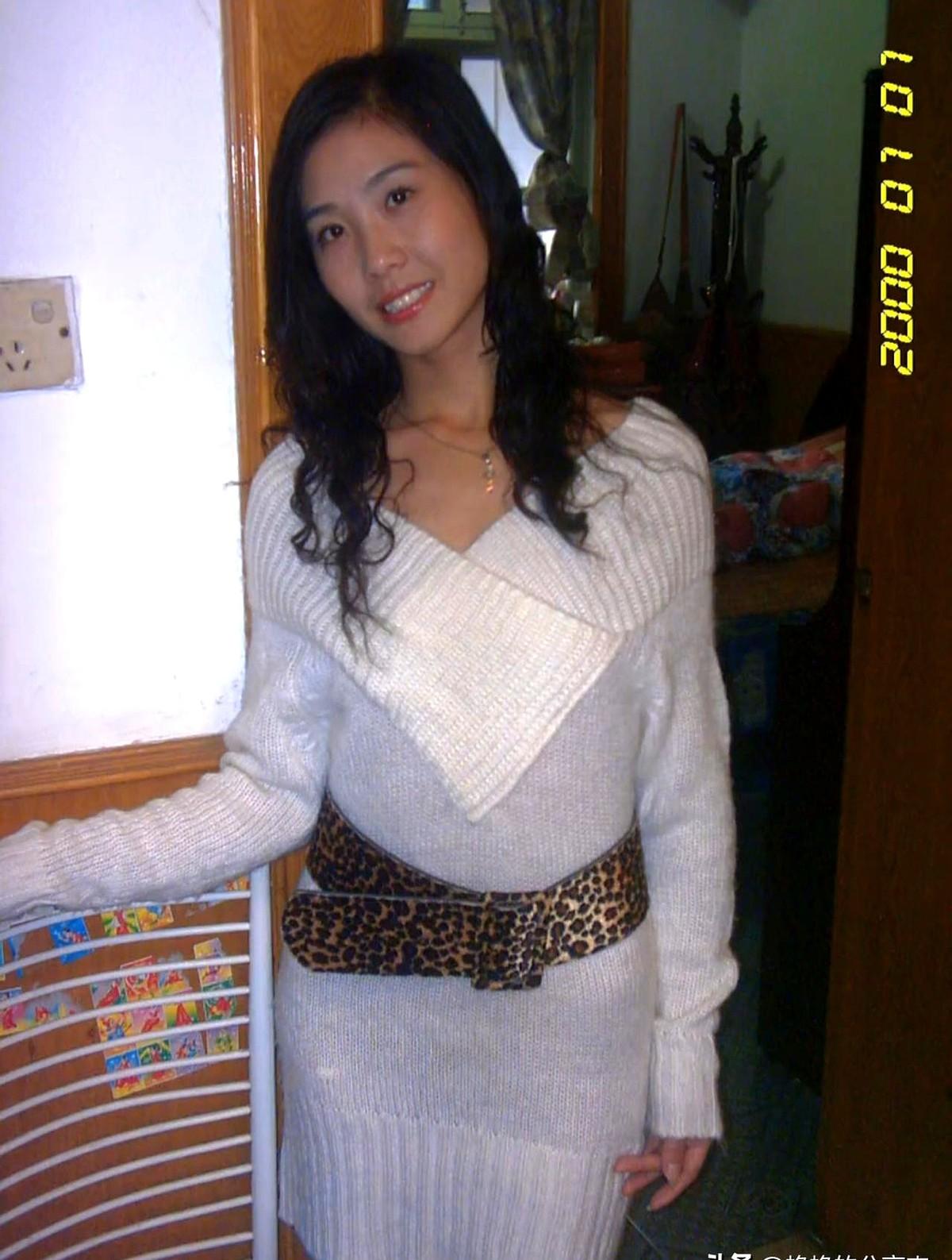 翻出2000年的自己，脸嫩得能掐出水。

下一秒，心口一紧——原来25年就这么溜