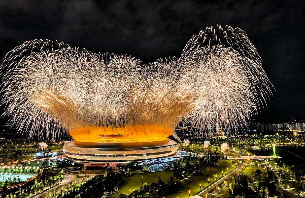 它在视觉、技术、文化三个核心维度都做到了顶尖水准，亮点满满。视觉上，28分钟的表