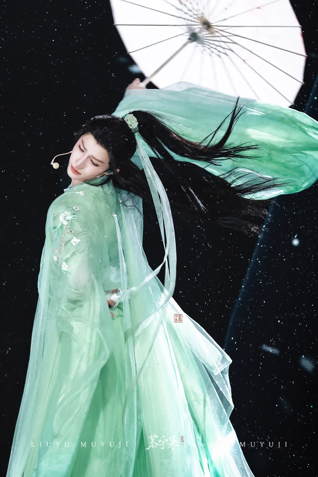 执伞听风雪🌨️