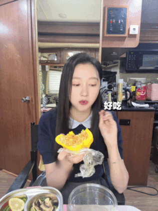 关晓彤减脂餐吃得津津有味关晓彤减肥餐吃得津津有味 ​​​