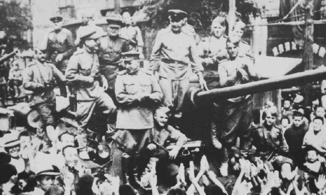 1945年秋，日本空军大队300多人被八路军俘虏，一个少佐大胆指着伍修权腰间：“