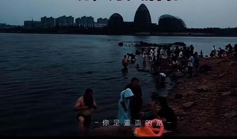我八岁那年暑假在老家掉河里了，隔壁赵叔给捞上来的。我爸知道以后先抽了我一顿皮带，