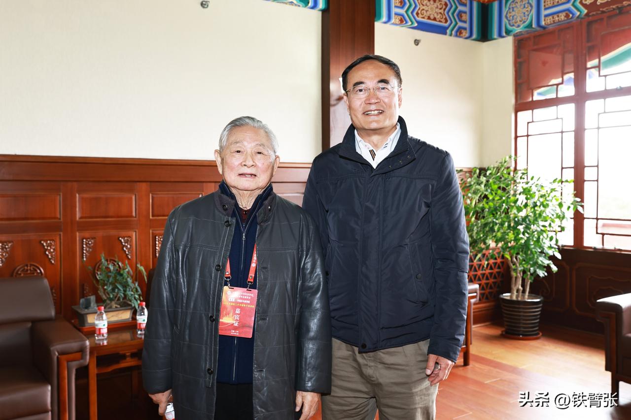 2026 全国职工乒乓球项目骨干培训班期间，我与中国乒乓球界的大咖们在一起。
 