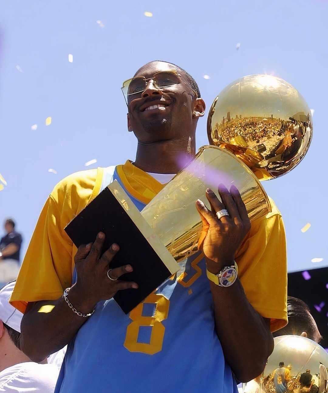 2002年湖人三连冠游行封神时刻
🏀当天洛杉矶全城被紫金色浸染，OK组合捧着三