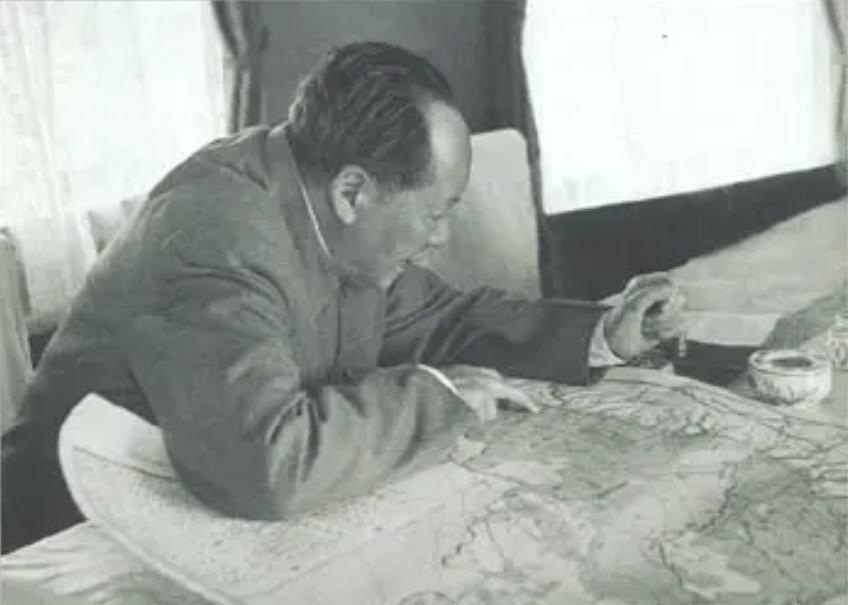 1956年毛主席到徐州视察期间，突然向地委书记提问：“‘四’加‘南’这个字该怎么