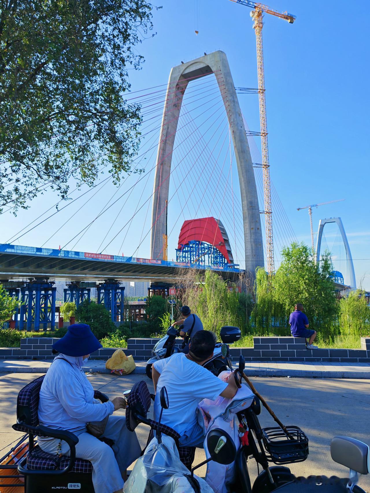 蚌埠延安路淮河大桥建设进入最后合龙倒计时。

蚌埠市民非常关注延安路淮河大桥建设