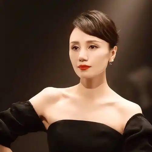 我可以接受袁泉48岁了
也可以接受她有孩子了
但我真的接受不了，48岁的袁泉竟然