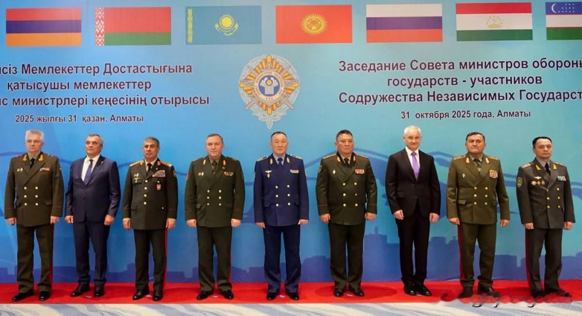 🇦🇿🇰🇿 阿塞拜疆国防部长扎基尔·哈萨诺夫上将正在对哈萨克斯坦共和国进行