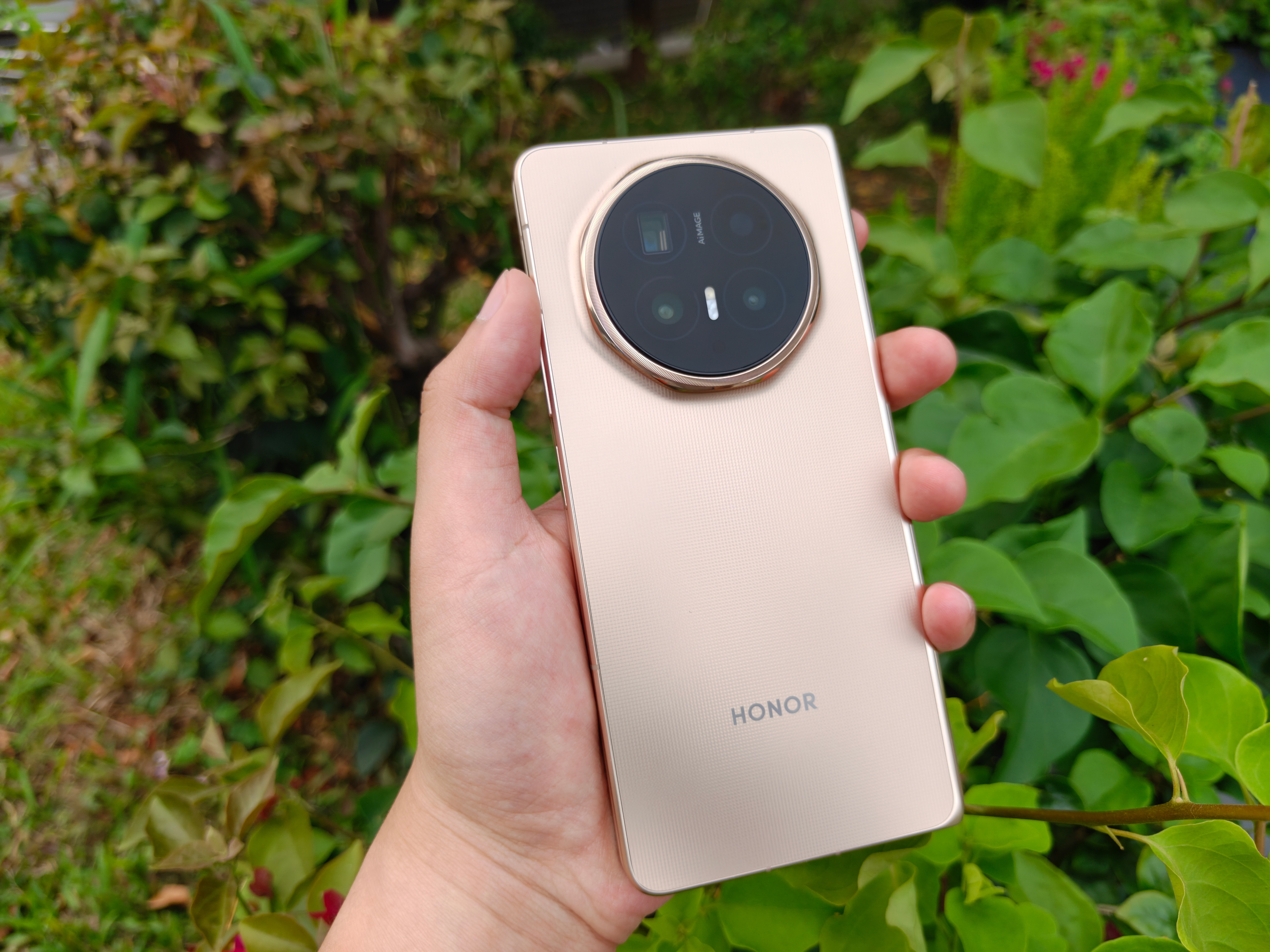 折叠屏哪些升级感知最明显折学家生活图鉴 轻薄、续航、屏幕、影像，基本就这四个。现