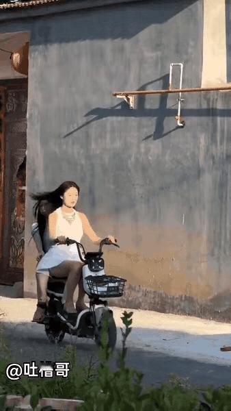 俩妹子真撩人啊