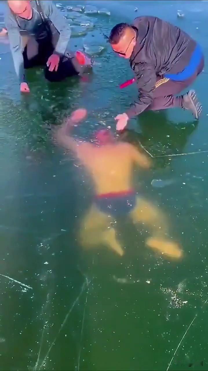 一群冬泳大佬凿开冰洞，玩起了高端局：只穿条泳裤，跳下去在冰底下憋气游一圈，再从原