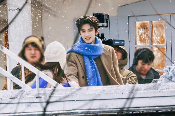 王星越《告白》雪中路透，这眼神也太宠了。。要溺在这个眼神里了