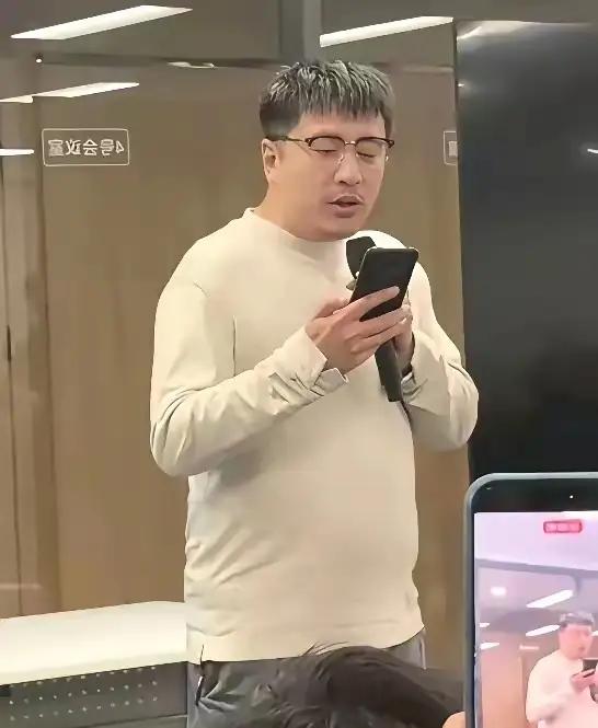 这张照片我都不忍心看，揪心！已疲惫不堪了，却还在工作。