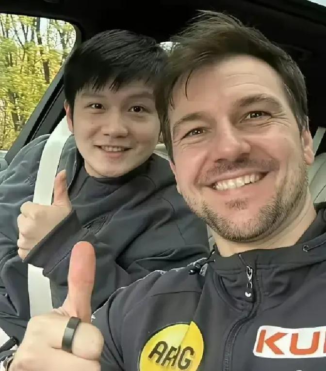 他在自己客厅里，给中国队主力安了一张球台。
波尔推开家门，王楚钦看到的第一件“装