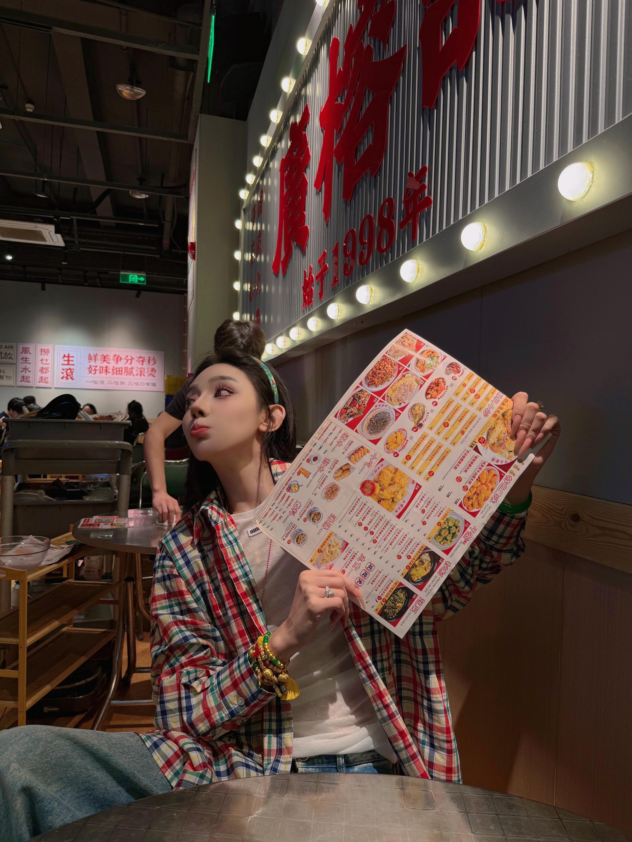 我遇到一个男孩 他小时候没挨过打 我想弥补一下他的童年 所以我出现了
