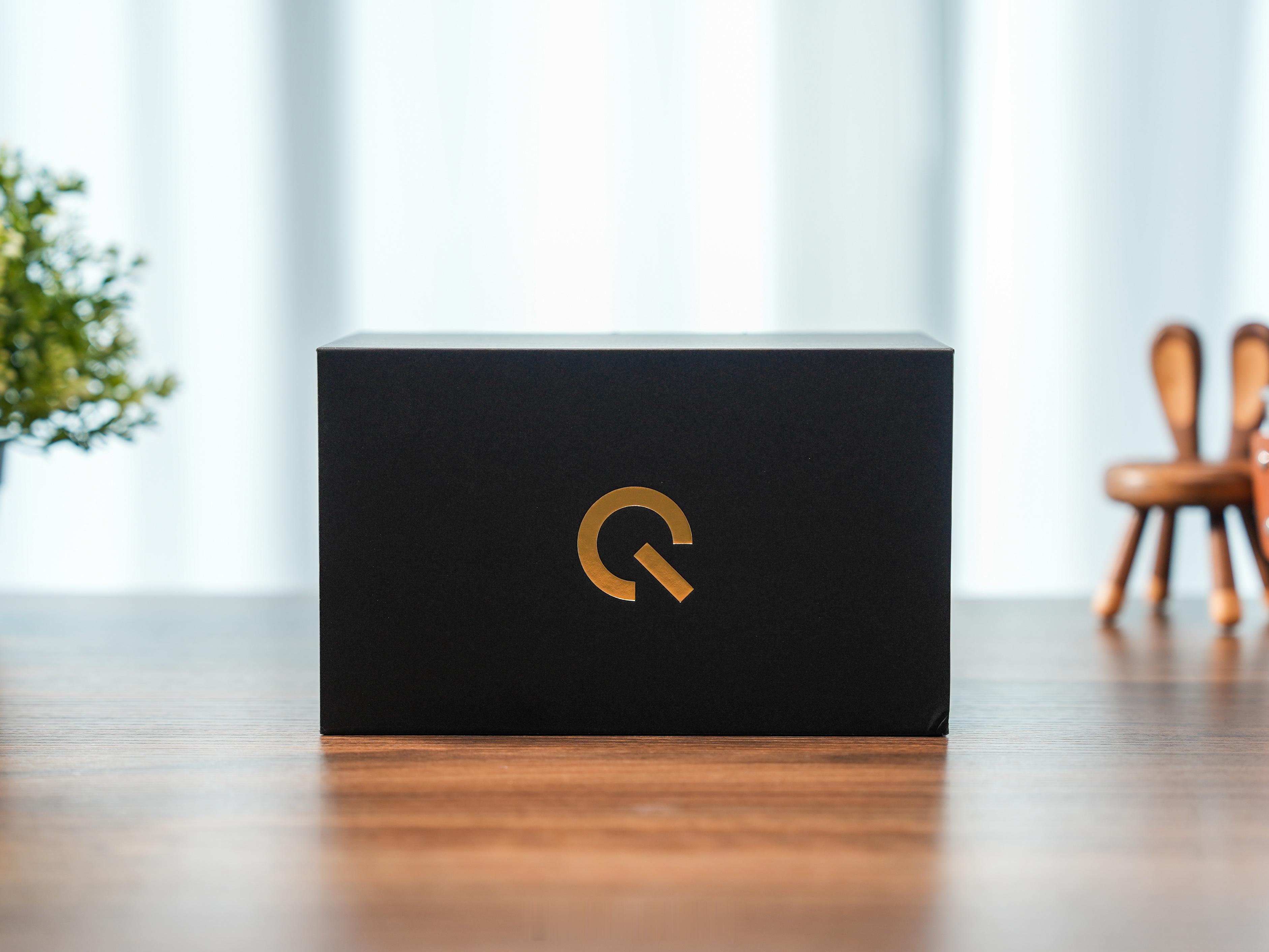 收到了 iQOO Neo11 发布会的邀请函，实物挺有意思，是一个硅胶折叠杯，尺