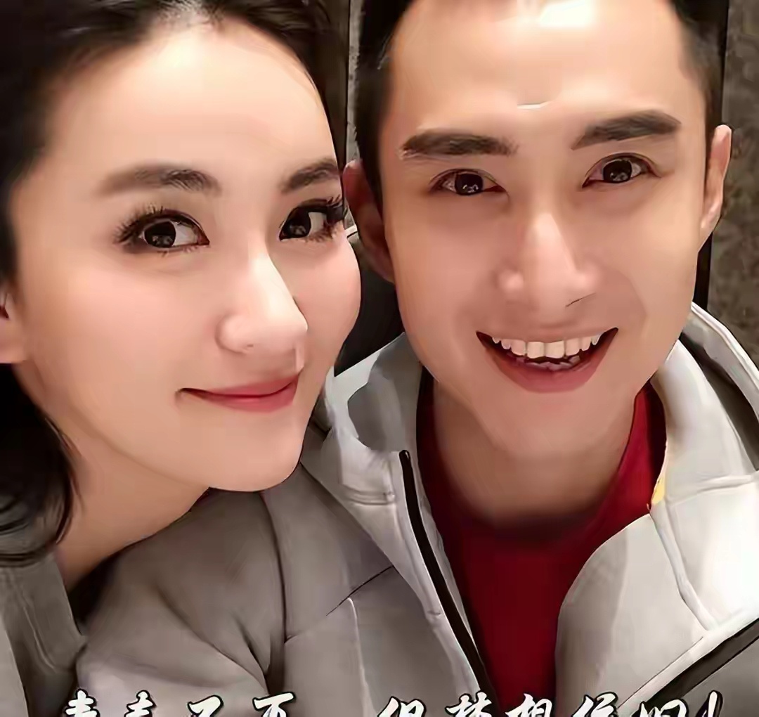 谁能想到，当年东方卫视的知名主持人，离婚后独自抚养儿子，如今竟沦落到摆摊卖水果的