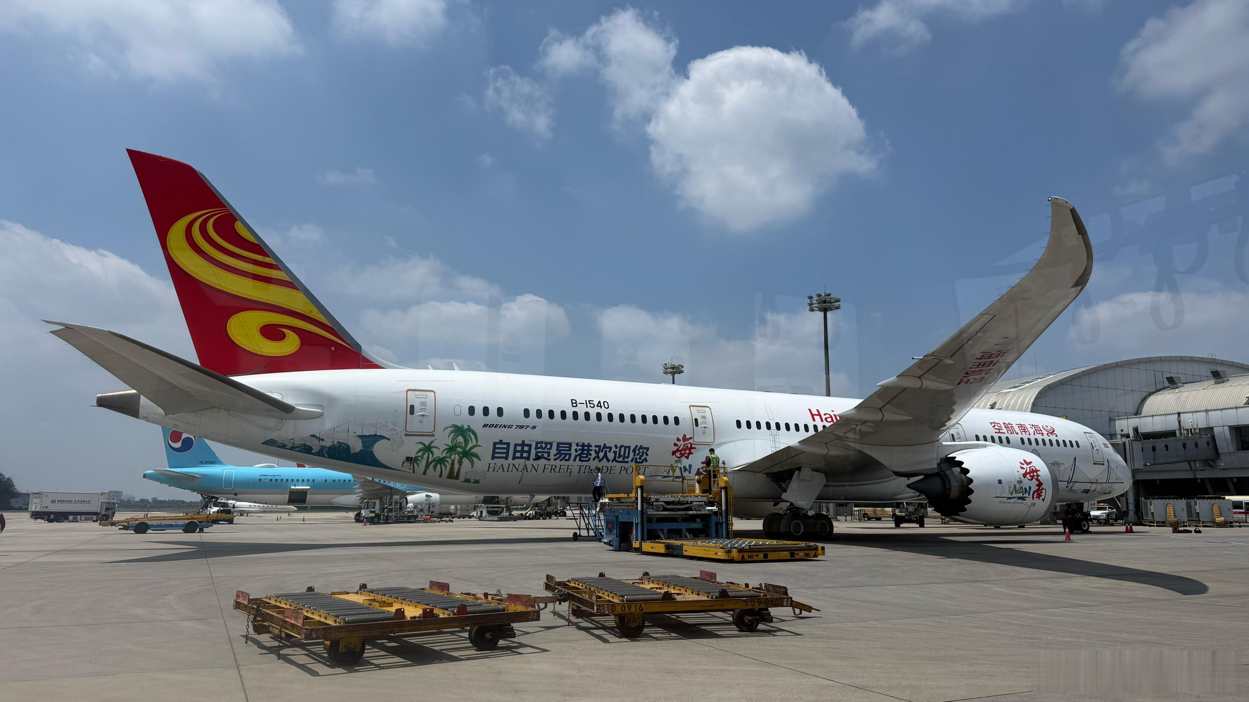 北京首都国际机场T2航站楼，我们坐的摆渡车经过了一架海南航空的彩绘飞机，上面写着