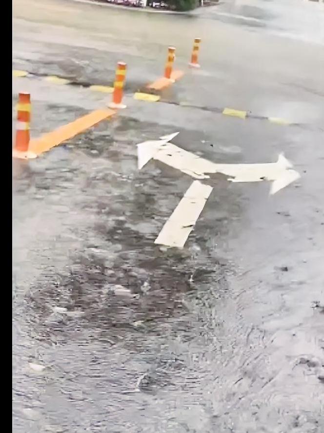 还是循规蹈矩的好，小心无大错。
大市场门口，因下雨，辅路低洼有积水，我小心翼翼骑