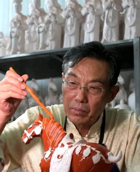 1994年，河南洛阳一农民正在家里做泥胚，几名警察突然闯入家中，不等他反应就将他