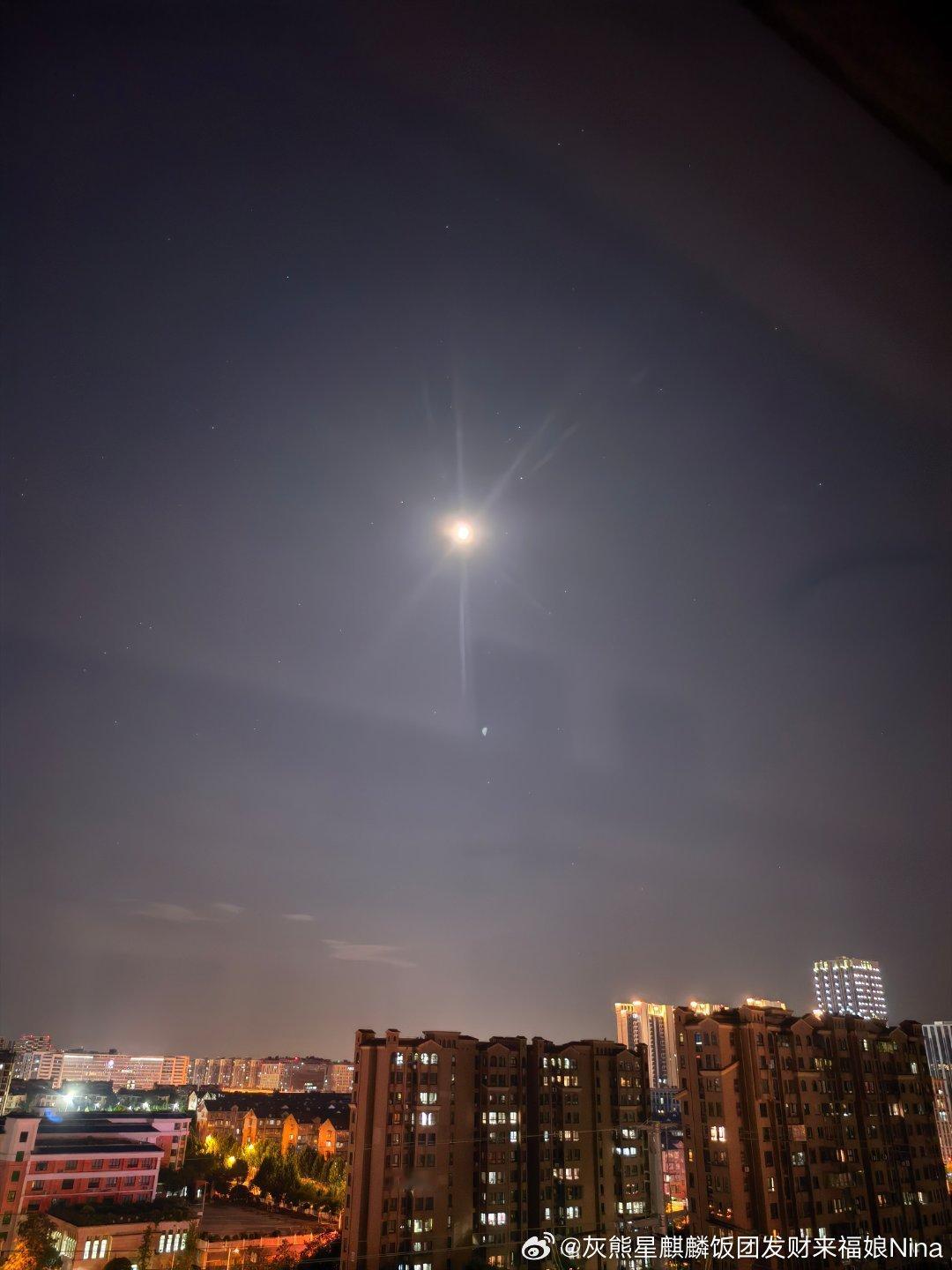 明月高悬 如探照灯一般～ 