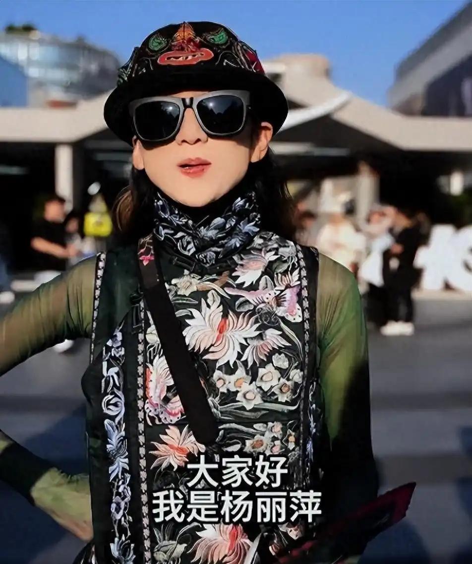 [太阳]红星新闻5月2号报道，五一西湖杨丽萍偶遇练舞小女孩，见其身材条件绝佳满眼