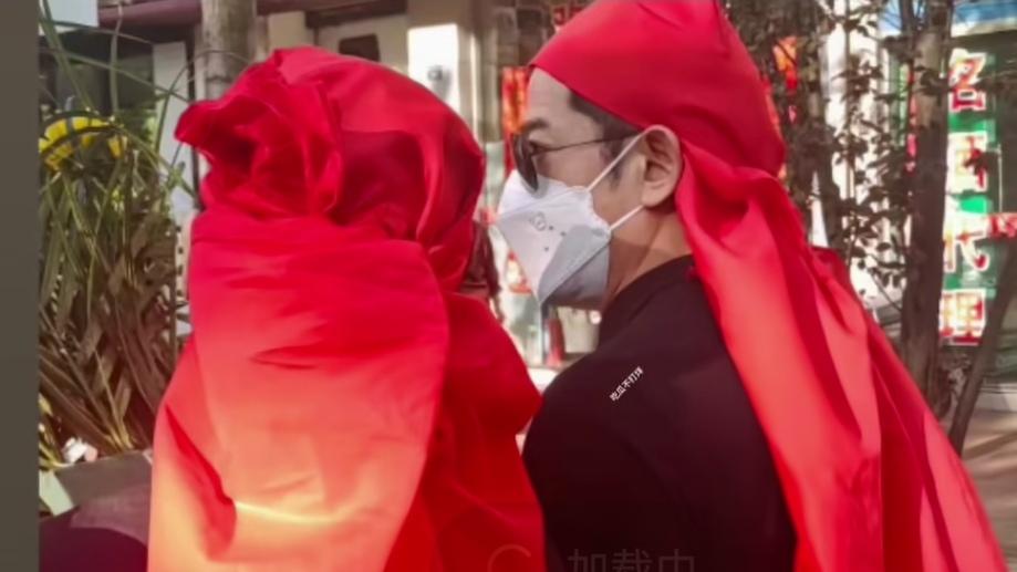 郭富城和妻子回老家奔丧，戴红孝帽子很少见

近日，“天王”郭富城和妻子方媛回老家