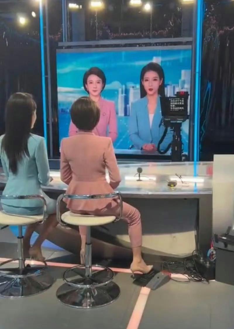 笑死！女主播台面上字正腔圆地念着新闻，脚下还要训练有素地踩着台词器。是不是一下子