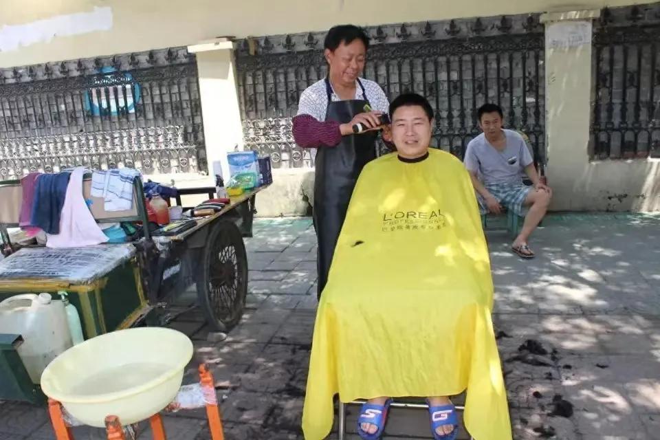 路边剪发摊火了之后，却很少看到有女性顾客，我认为主要有两点原因，一是女顾客大多都