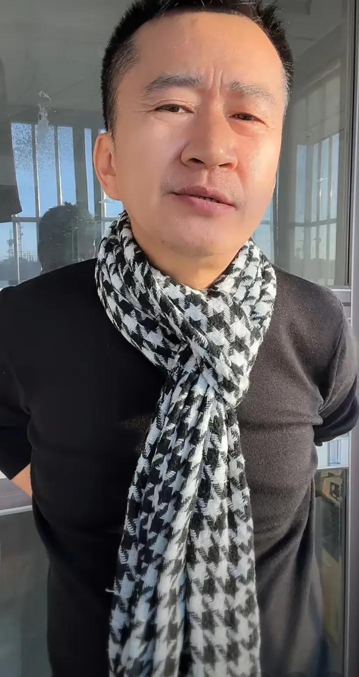 今天演员李嘉明直播间爆料了，我就是厨师技校掂大勺毕业，如今也成长为演员圈里知名网