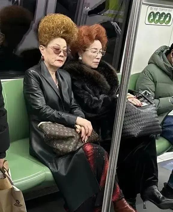 这两位阿姨的发型真时髦，都像时尚达人，自带气场！