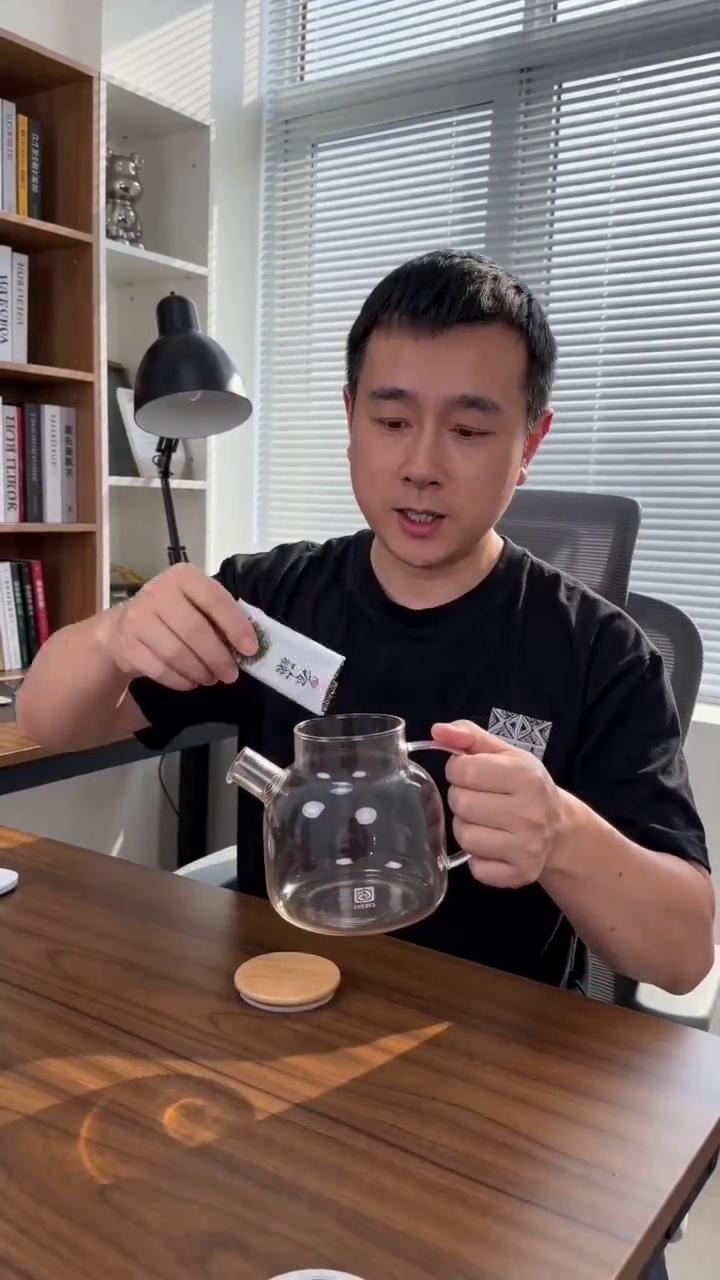 以前为了搞钱天天熬夜，整个人熬得面黄肌瘦。后来我妈给我寄了霍山石斛，连喝半个月，