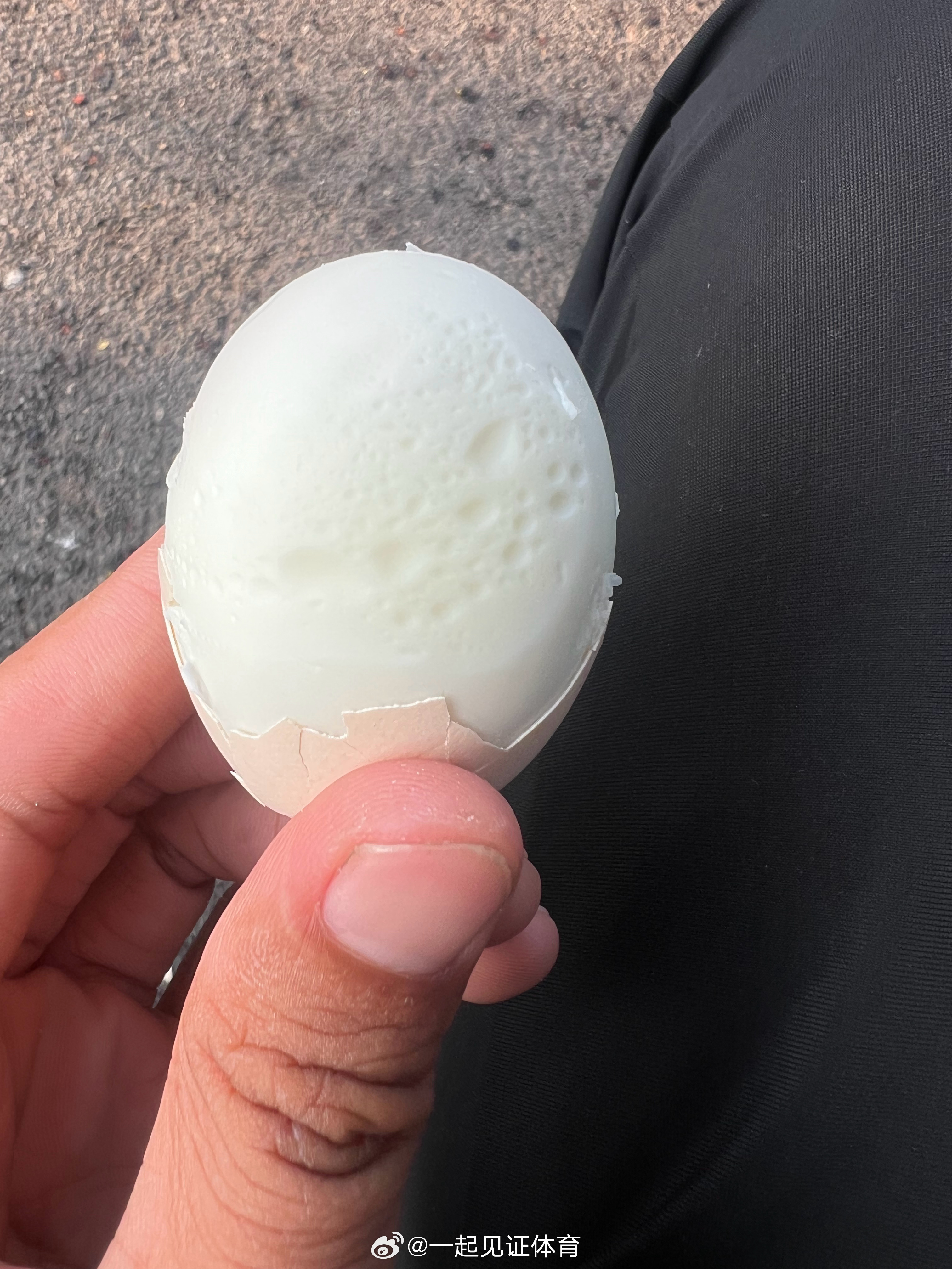 吃了这些年鸡蛋，剥开皮第一次见到陨石状的鸡蛋[允悲][允悲][允悲] ​​​