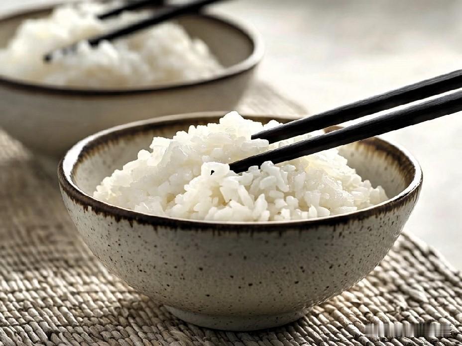 解释：上联写的是朴素的日常——两碗白米饭，透着平淡生活的踏实与满足；下联用“三杯